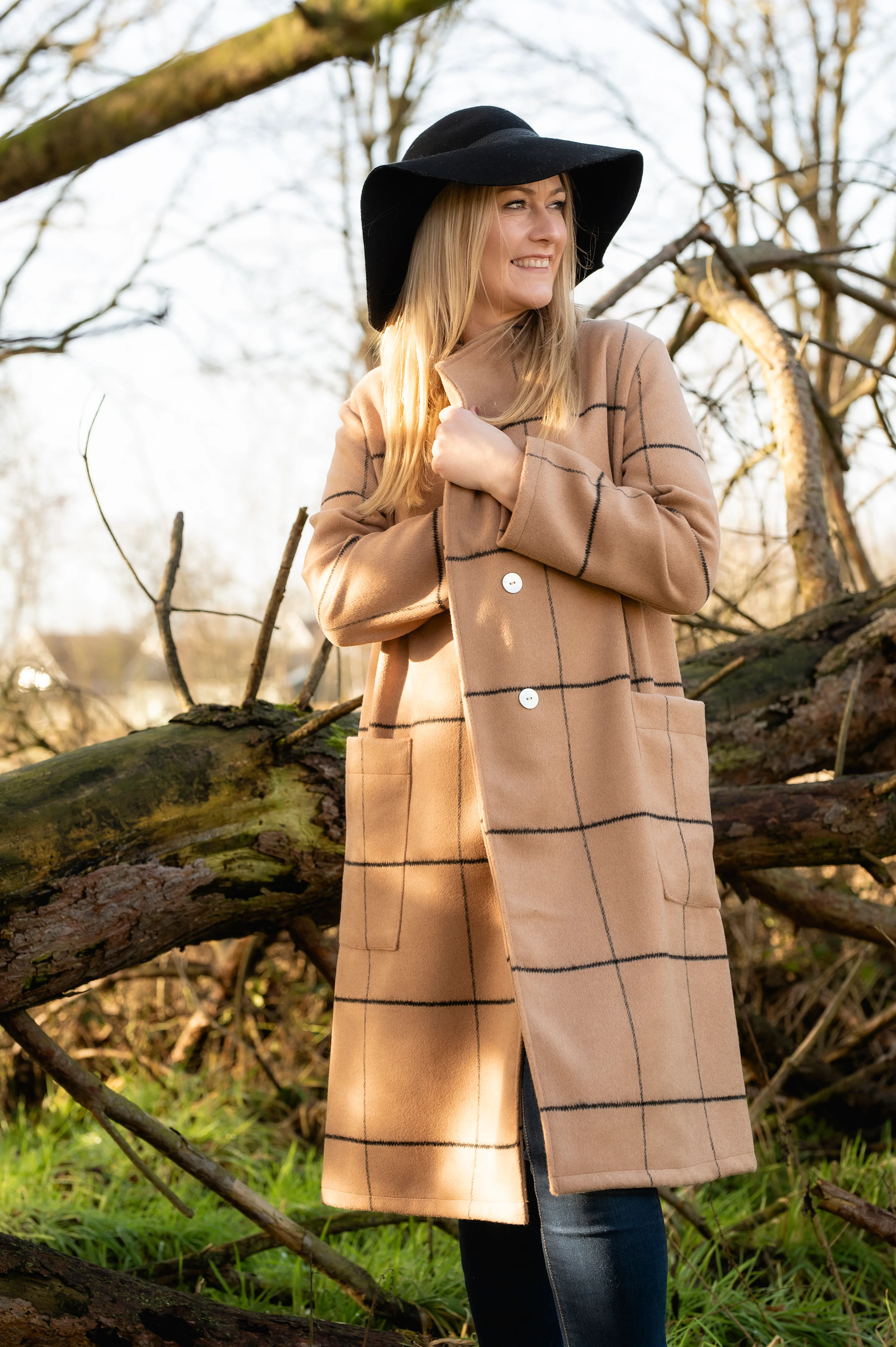 Mantelwol beige met fijn zwart ruitmotief
